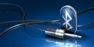 Low energy watch that wirelessly communicates with smartphones offers long coin-cell battery life