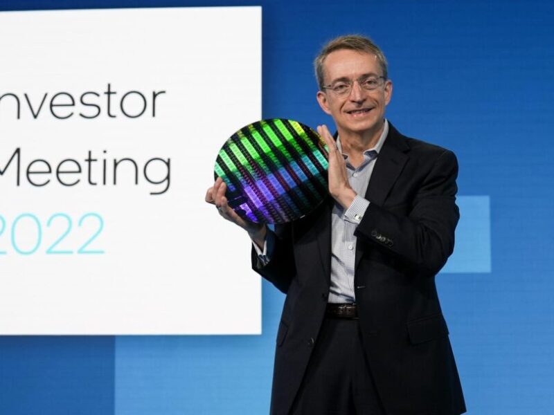 Intel sees fall in 2022, pulls back on capex