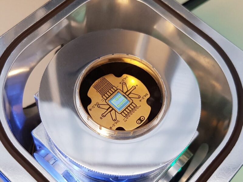 Doubling the capacity of cryochips for quantum computers