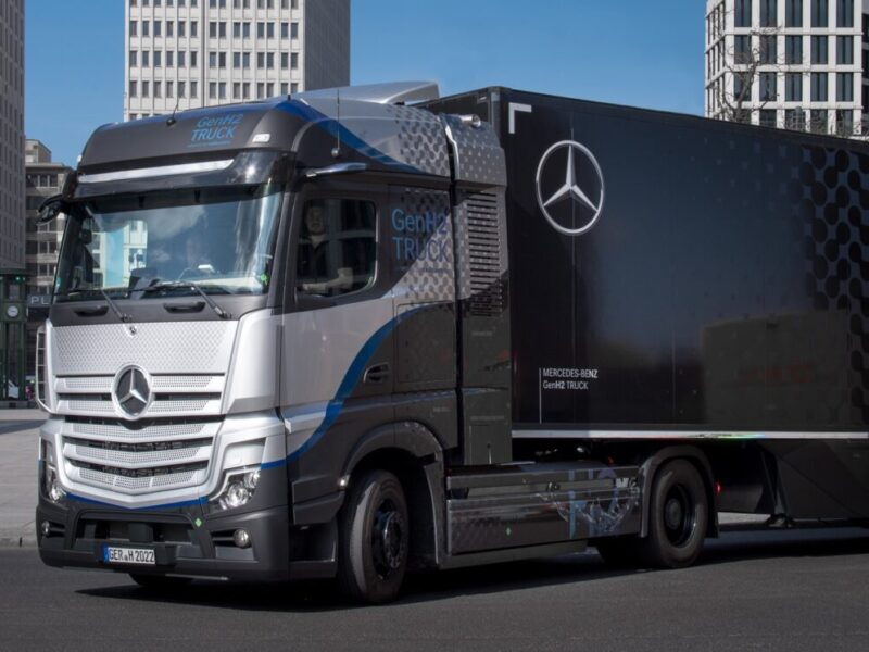 Le camion Daimler à hydrogène capable de rouler 1000 km est en route