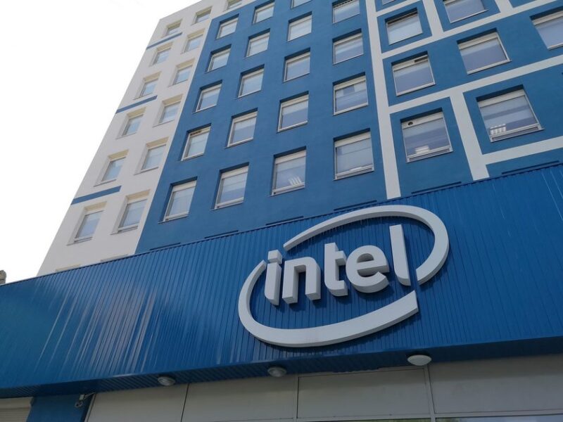 Intel suspend toutes ses activités en Russie