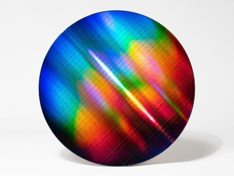 Intel shows mass production of qubits on 300mm wafers