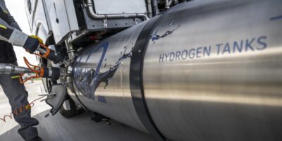 Daimler Truck tests fuel cell truck with liquid hydrogen