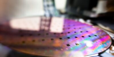 Le CEA-Leti et Intel développent une technique d&rsquo;auto-assemblage puce-à-wafer