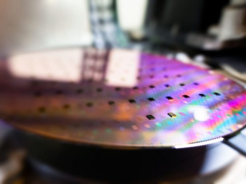 Le CEA-Leti et Intel développent une technique d&rsquo;auto-assemblage puce-à-wafer