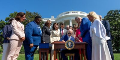 Biden signe le US Chips Act