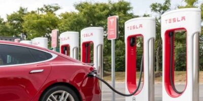 Le nombre de stations de superchargeur Tesla dans le monde a augmenté de 34% en un an