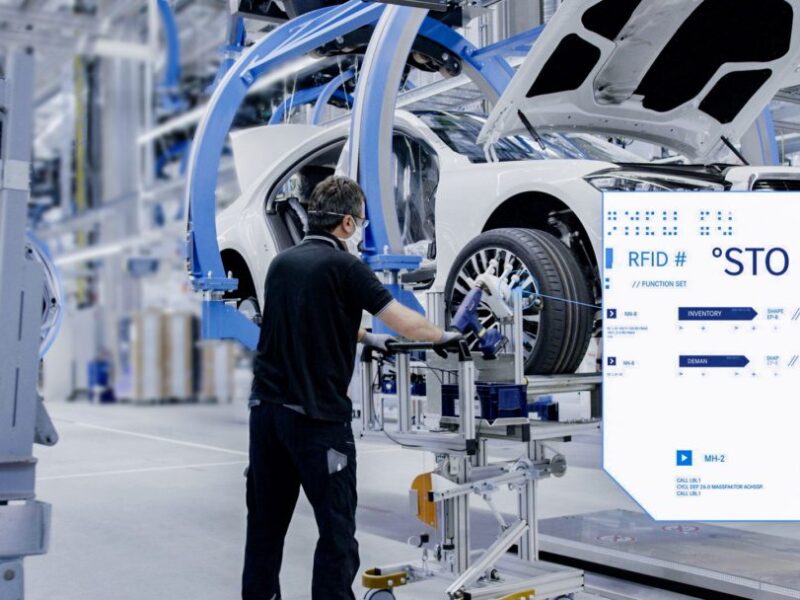Mercedes-Benz links car production to Microsoft Cloud