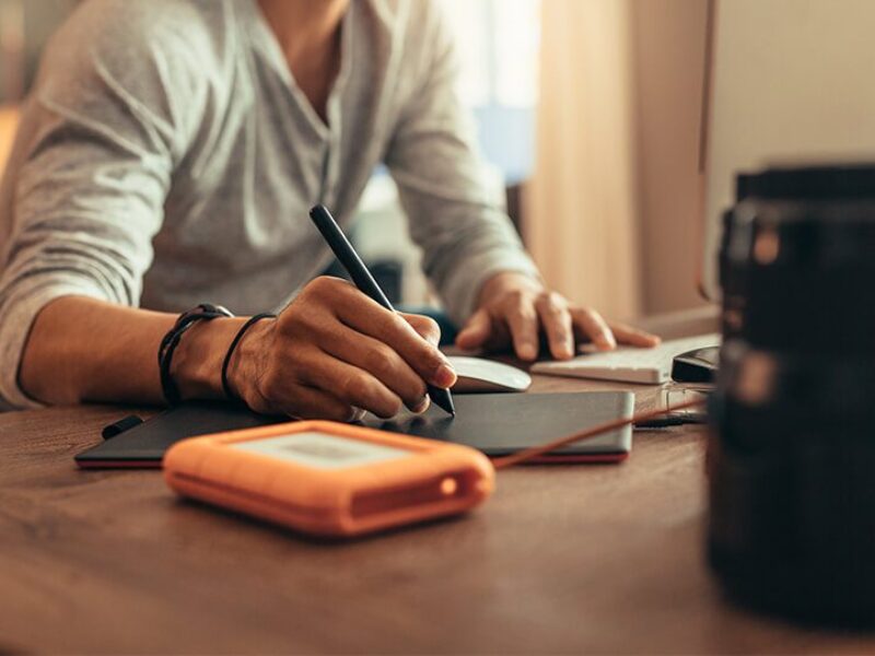 USB4 retimer chip for USB-C in mobiles, tablets and desktops