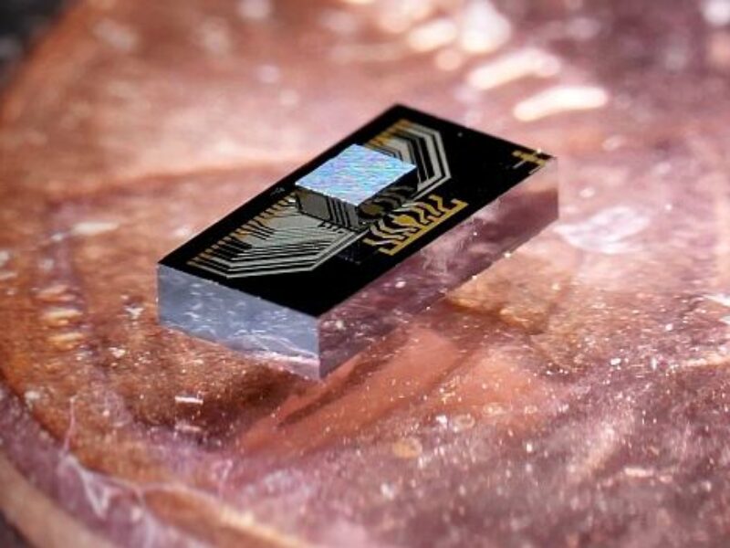 Electronic/photonic ‘chip sandwich’ promises cooler data centers