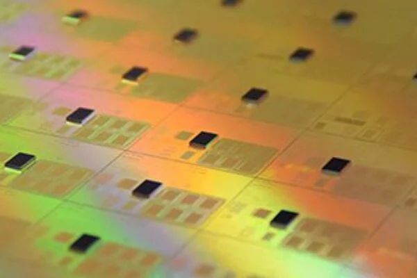 Intégration 3D : le Leti et Intel cherchent à quadrupler les vitesses des liaisons hybrides