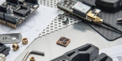 Capteur de mouvements utilisant des données de position au centimètre près