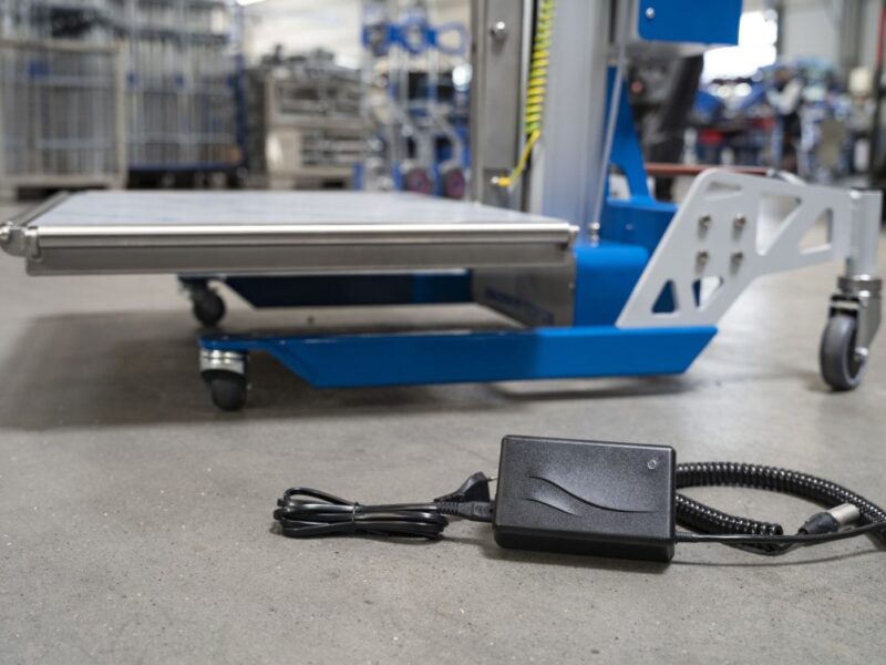 Un chargeur de batterie personnalisé simplifiant l’utilisation d’un système mobile d’aide au levage