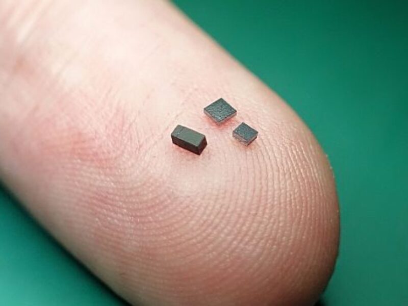 Accelerometers stabilize flight of tiny ‘gnat robots’