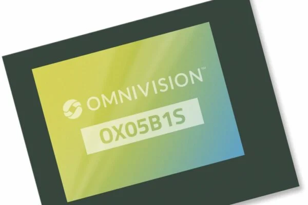 Surveillance combinée RVB et IR de l&rsquo;habitacle sur un seul capteur