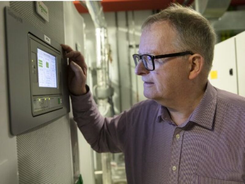 Schneider teams for UK data centre power