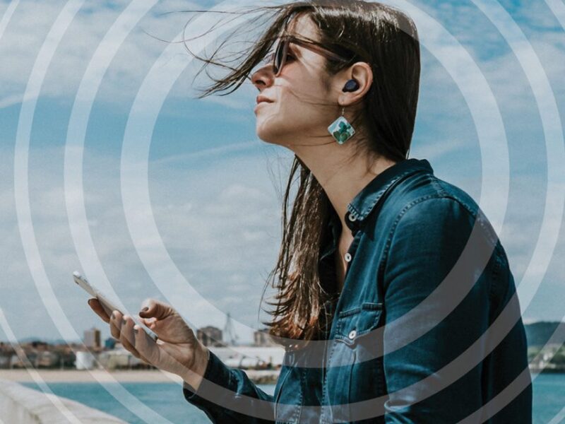 Vibration sensor for high-fidelity voice pick-up in TWS