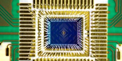 Intel présente une puce quantique CMOS 12 qubit produite en masse