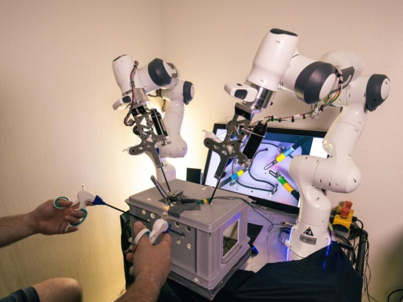 Four arms improve surgical robot