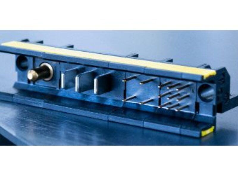 Connecteur hybride modulaire pour liaisons carte à carte