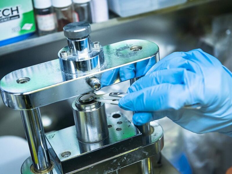 Negligible voltage decay for cobalt-free battery