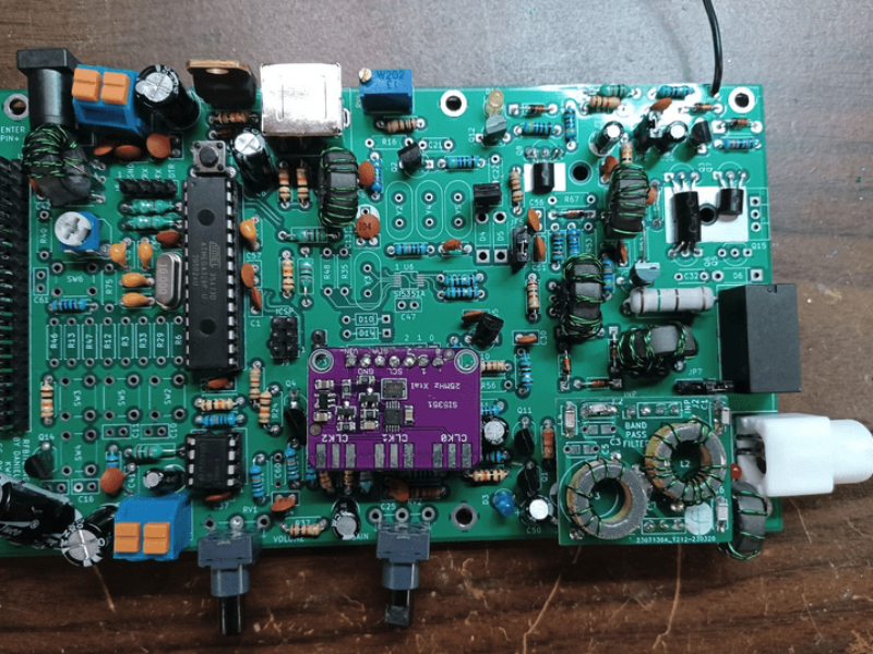 Heat up your solder iron for this Through-Hole junkpile QRP Radio