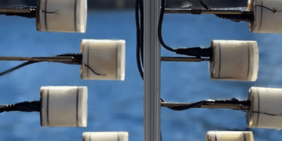 Long-distance, low-power underwater communication