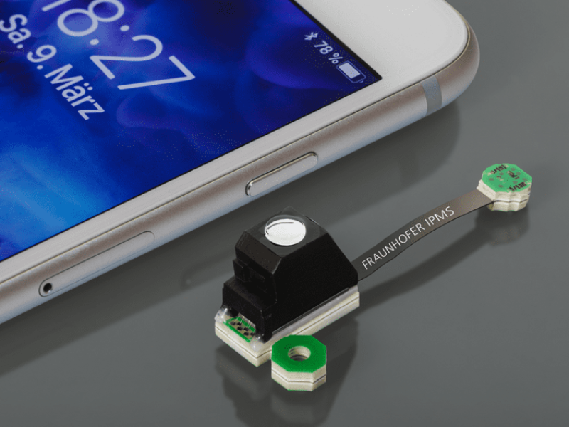 Smartphone, AI and infrared spectroscopy to analyze textiles