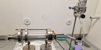 Un aérosol améliore les cellules solaires en pérovskite