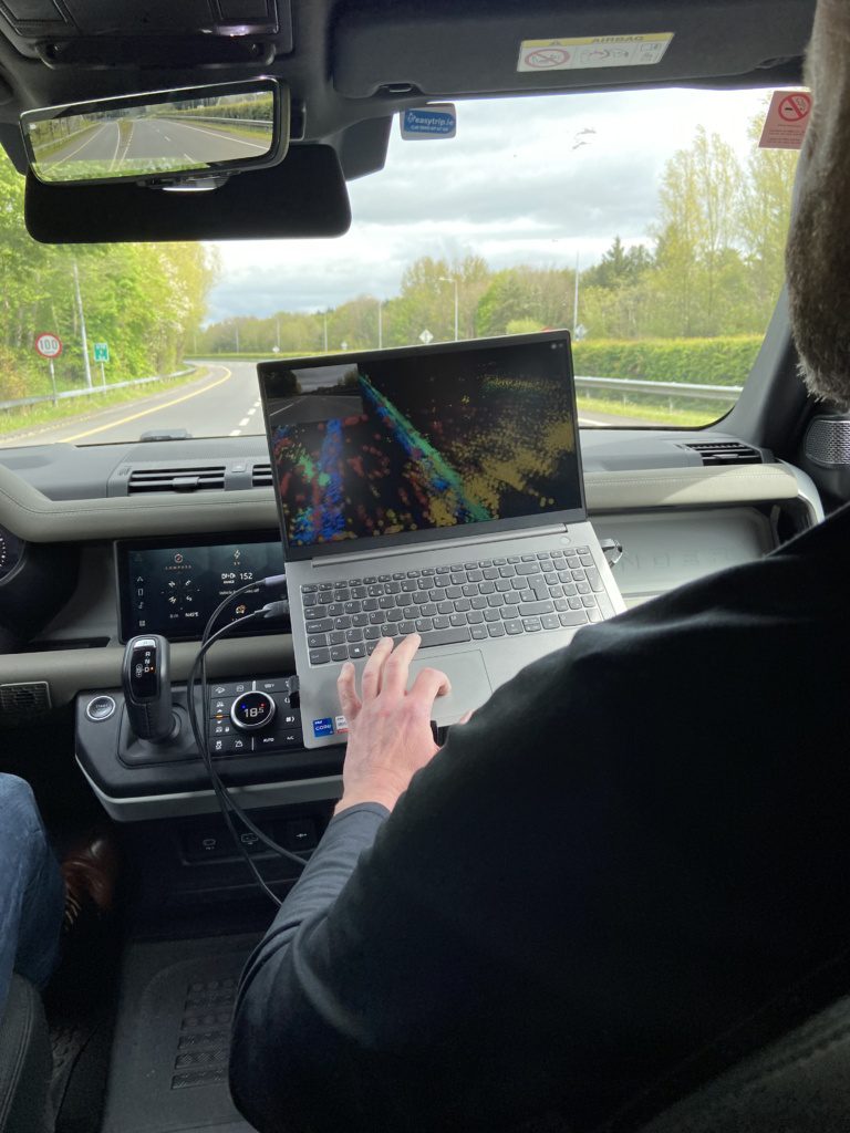 Barry Lunn montre le nuage de points du radar d'imagerie 4D Provizio défini par logiciel en test sur les routes autour de Shannon, en Irlande.