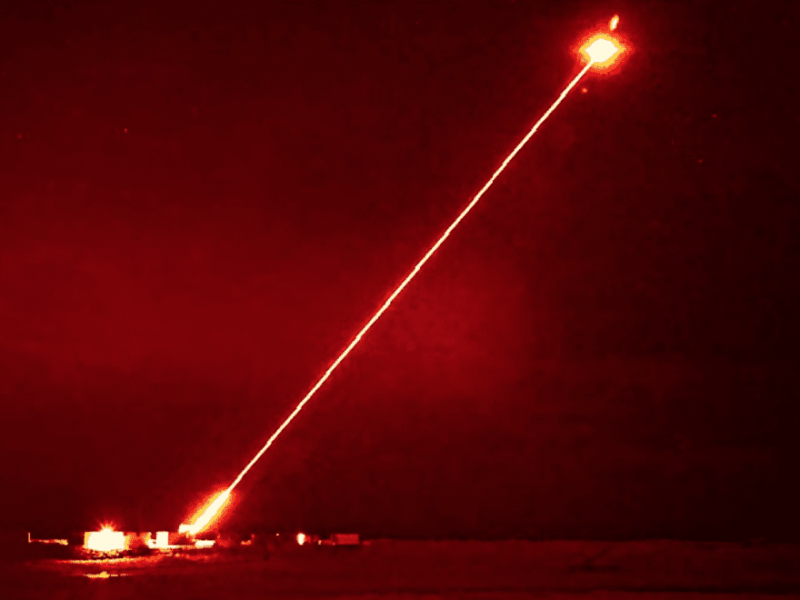 Cible aérienne abattue par un laser militaire