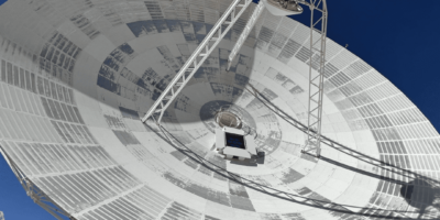 Experimental Antenna Tracks Deep Space Laser