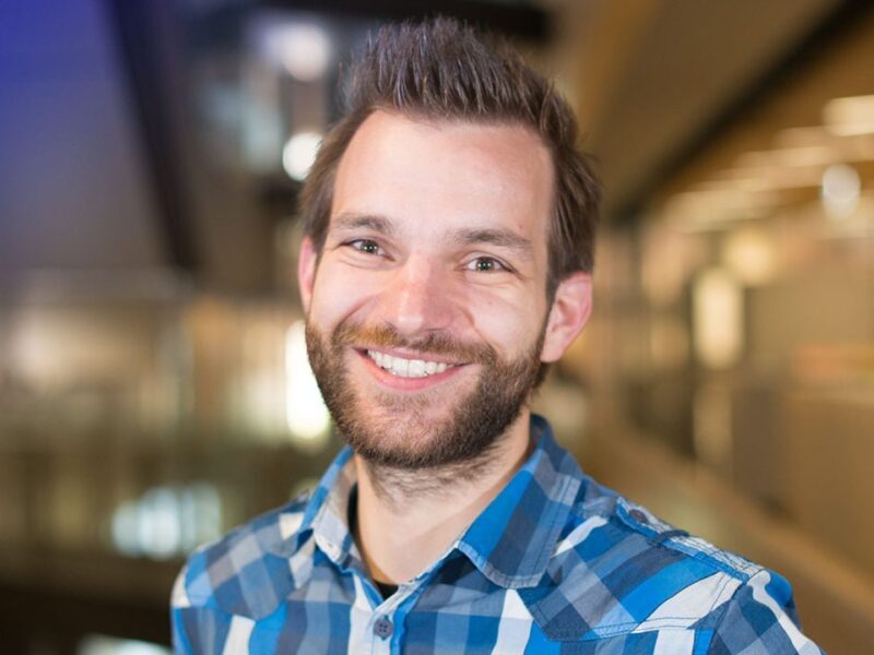 Des cellules solaires empilées pour alimenter l&rsquo;œil