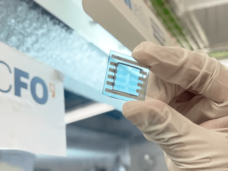 Four-terminal tandem organic solar cell achieves 16,94% efficiency