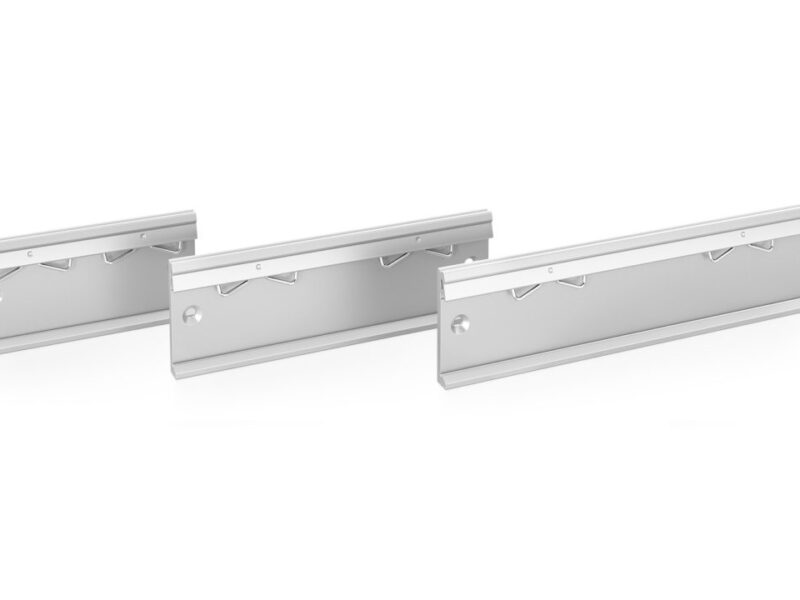 Fixation universelle et massive par agrafes