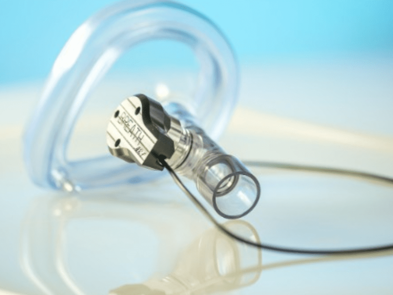 Sensor measures oxygen content of breath