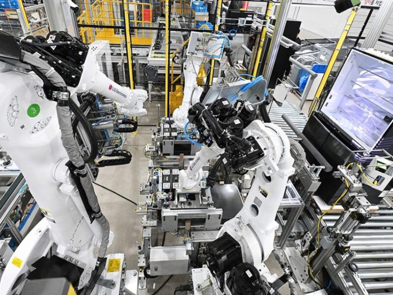LG accelerates smart factory business with AI