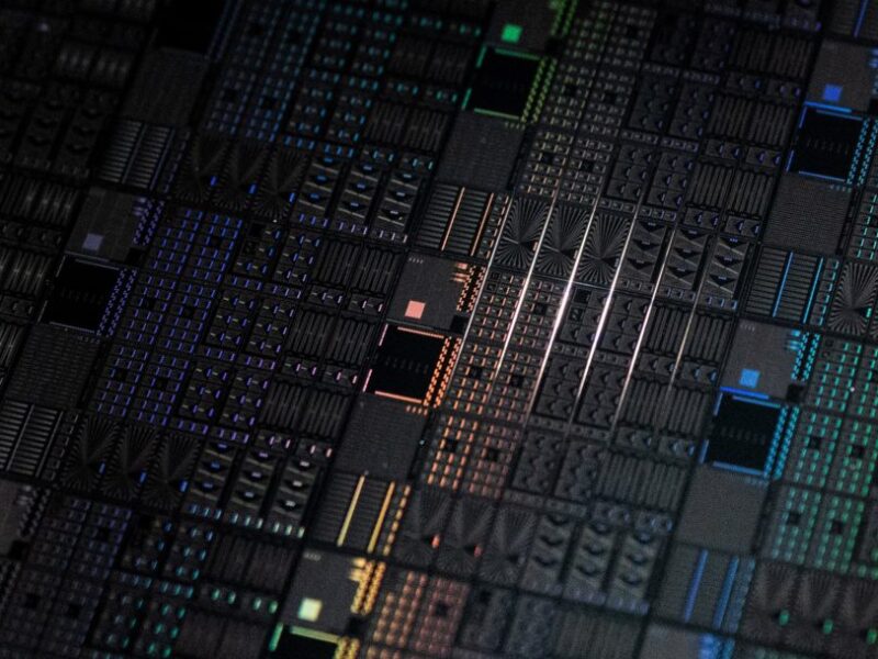 Low noise silicon quantum dots for more reliable quantum computers