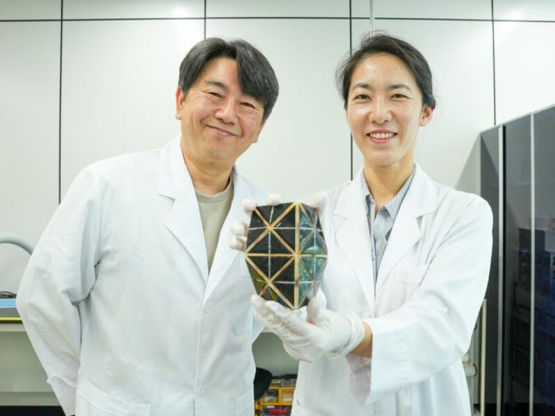 Cellule solaire flexible autoalignée pour environnements urbains