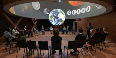 Projection sur sphère : une innovation pédagogique