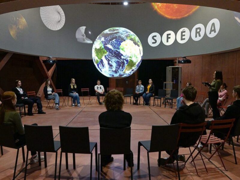 Projection sur sphère : une innovation pédagogique