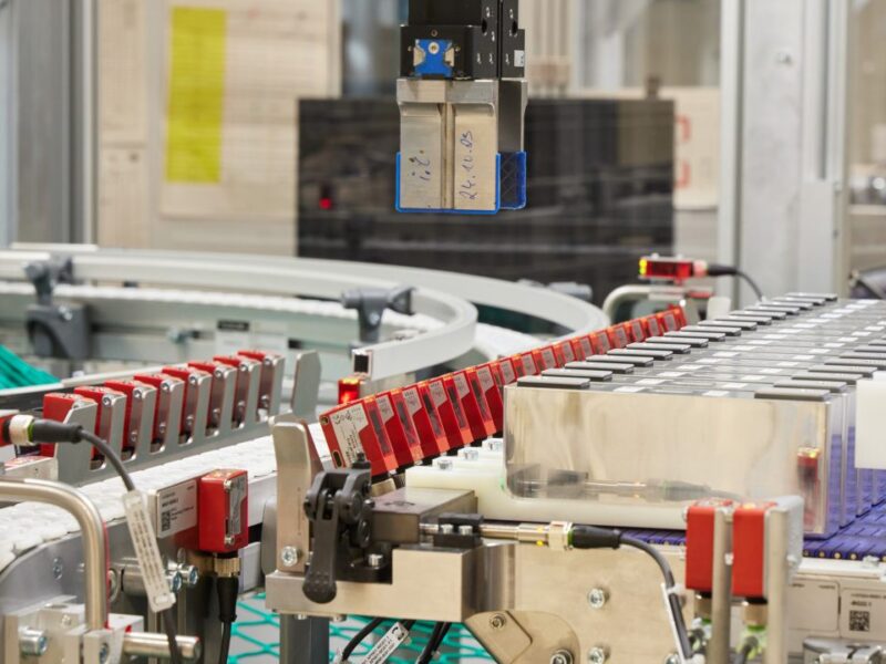 Leuze : Expertise en Capteurs pour Batteries Haute Tension de BMW