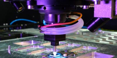 ESCATEC améliore le micro-assemblage avec une fonctionnalité de lumière UV intégrée