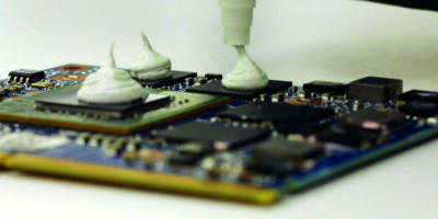 Matériau et complément thermique hautes performances à durcissement en place pour le refroidissement de circuits électroniques