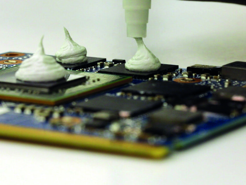 Matériau et complément thermique hautes performances à durcissement en place pour le refroidissement de circuits électroniques