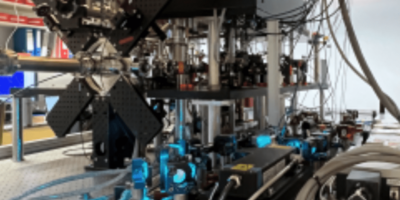 Trapping complex atoms in optical tweezers