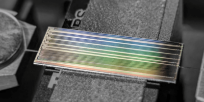 A high-performance optical amplifier for microdevices