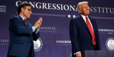 Trump promet d&rsquo;imposer des droits jusqu&rsquo;à 100 % sur les puces