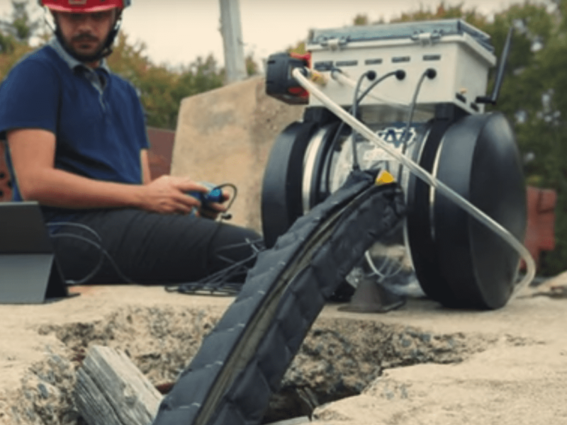 A vine robot capable of navigating under collapsed structures
