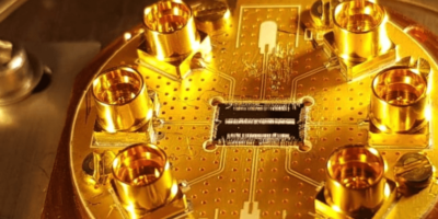 Coupled Cavity Array to  control quantum systems